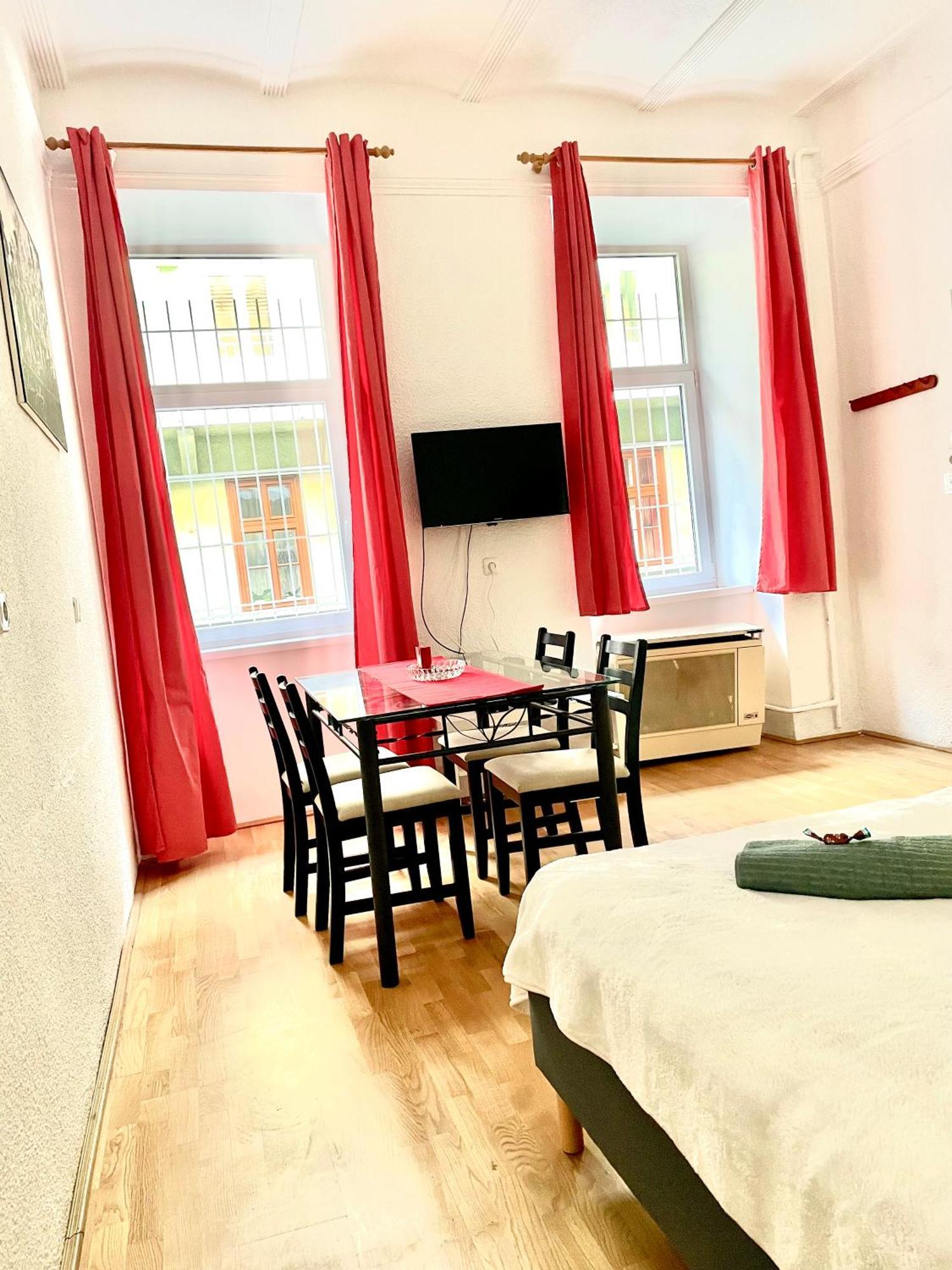 בודפשט Very Warm Home With Big Bed Near New York Cafe מראה חיצוני תמונה